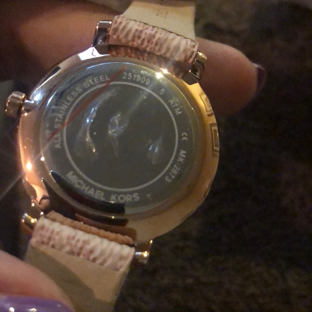 Michael Kors 🔒 - Picture 3 of 5
